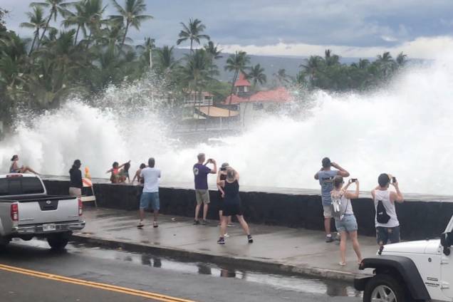 Turistas fotografam ressaca em Kona, no Havaí, durante a passagem do furacão Lane na região - 23/08/2018 Turistas fotografam ressaca em Kona, no Havaí, durante a passagem do furacão Lane na região - 23/08/2018