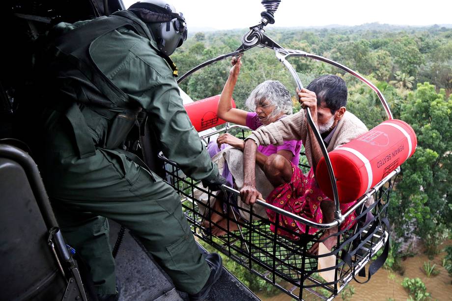 Moradores locais são retirados por helicópteros de áreas inundadas em Kerala - 17/08/2018