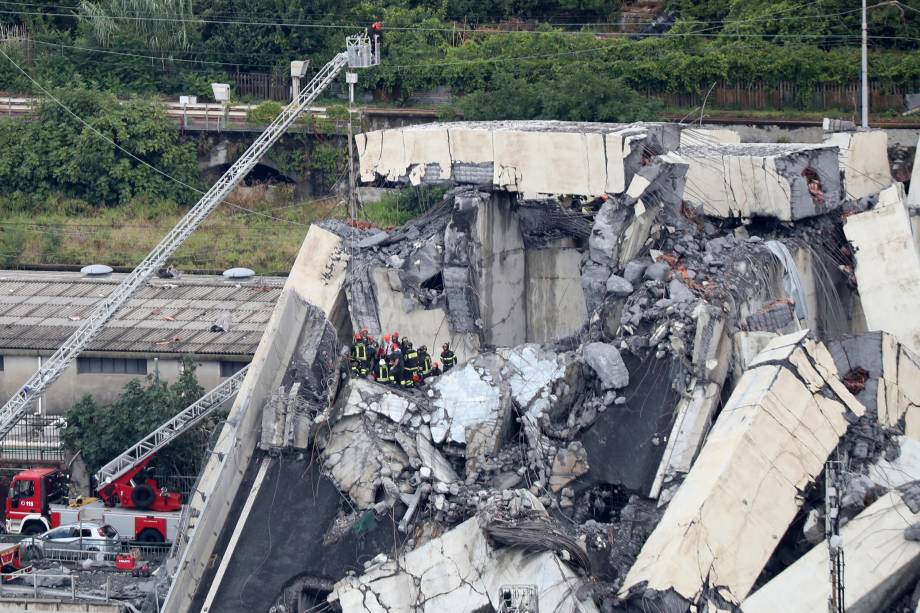 Trecho da ponte Morandi desaba na cidade portuária de Gênova, na Itália - 14/08/2018