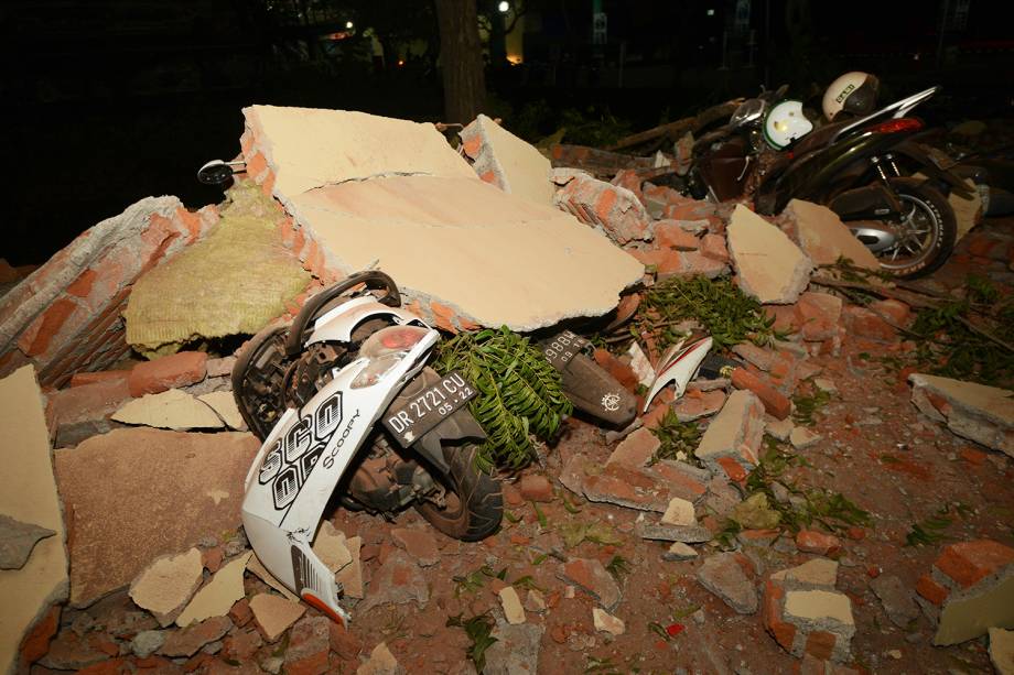 Motocicletas são atingidas por escombros após forte terremoto que atingiu a ilha de Lombok, na Indonésia - 05/08/2018