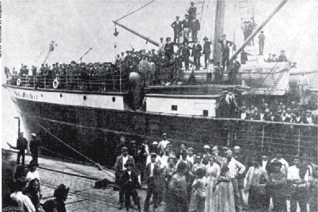 Desembarque de imigrantes italiano no Porto de Santos - 1907 Desembarque de imigrantes italiano no Porto de Santos - 1907