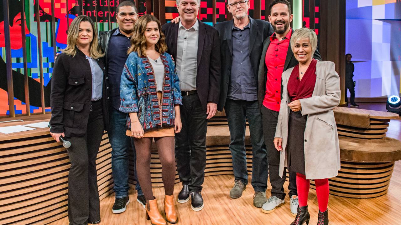 Maisa Silva com seus pais, Pedro Bial, Aly Muritiba, Daniel Becker e Brenda Fucuta no 'Conversa com Bial'
