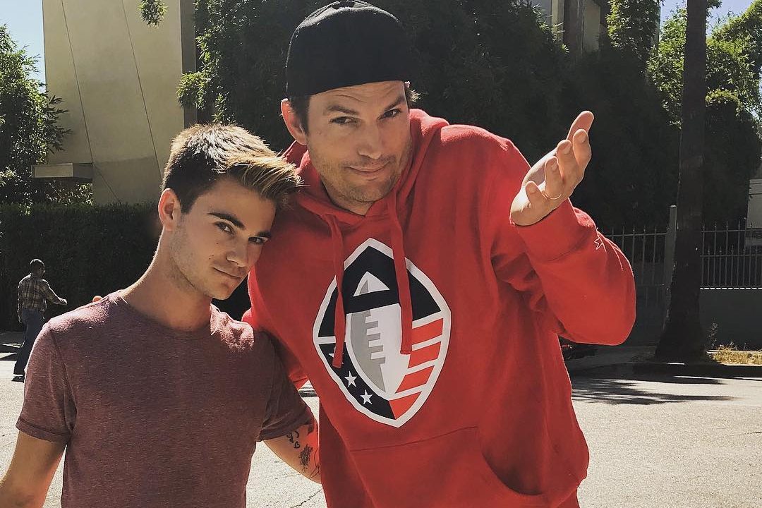 Após ser atropelado por Ashton Kutcher, jovem pede foto com ator