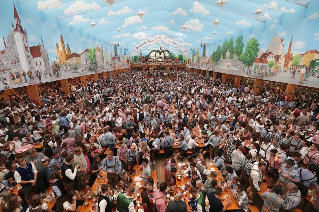 Visitantes aproveitam os estandes de cerveja durante a 185º edição da Oktoberfest, em Munique, na Alemanha - 22/09/2018 Visitantes aproveitam os estandes de cerveja durante a 185º edição da Oktoberfest, em Munique, na Alemanha - 22/09/2018