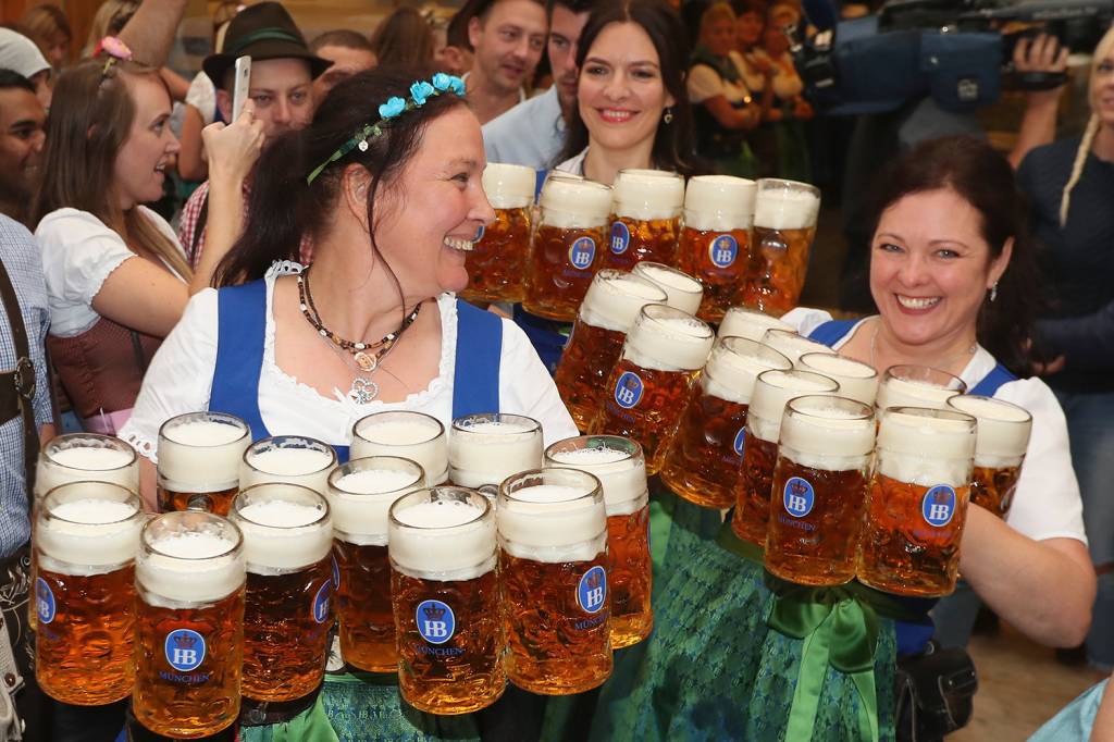 Chopp ou chope? Como pedir a bebida na Oktoberfest da forma correta
