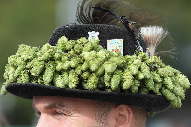 Um alemão veste um chapéu decorado com lúpulos durante a Oktoberfest 2018 em Munique - 22/09/2018 Um alemão veste um chapéu decorado com lúpulos durante a Oktoberfest 2018 em Munique - 22/09/2018