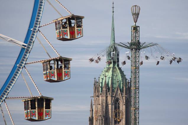 Visitantes se divertem nas atrações da Oktoberfest, em frente à Igreja São Paulo em Munique, na Alemanha - 22/09/2018 Visitantes se divertem nas atrações da Oktoberfest, em frente à Igreja São Paulo em Munique, na Alemanha - 22/09/2018