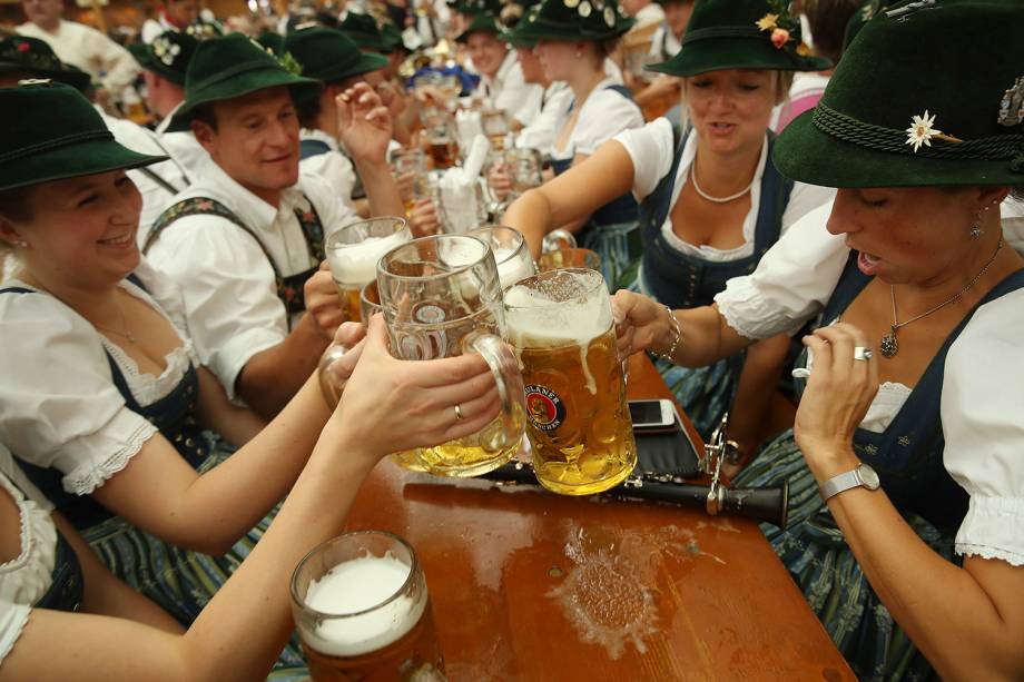 Membros do desfile tradicional da Baviera brindam as canecas no estande da Armbrustschuetzenzelt, durante a Oktoberfest 2018 - 23/09/2018