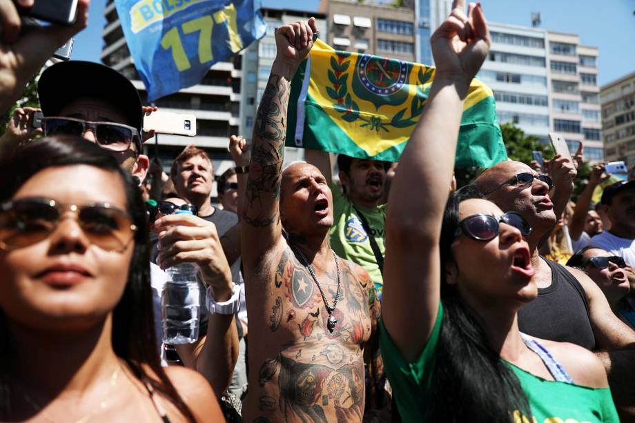 Apoiadores do candidato à Presidência da República, Jair Bolsonaro (PSL), realizam ato em Copacabana, no Rio de Janeiro (RJ) a favor do presidenciável, que foi esfaqueado - 09/09/2018