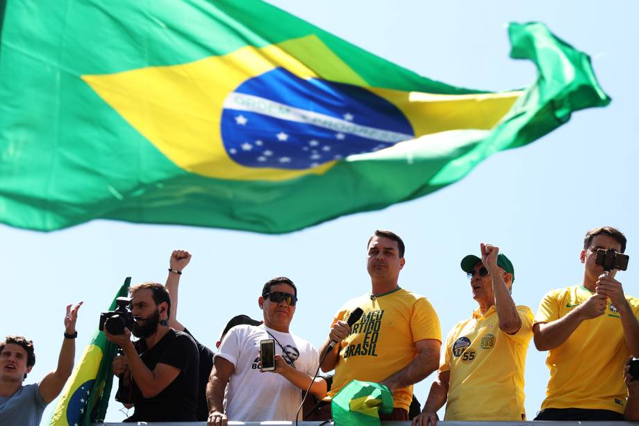 Flávio Bolsonaro, filho do presidenciável Jair Bolsonaro (PSL), durante ato em Copacabana, no Rio de Janeiro (RJ) - 09/09/2018