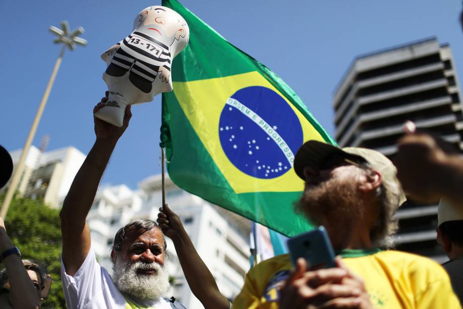 Apoiadores do candidato à Presidência da República, Jair Bolsonaro (PSL), realizam ato em Copacabana, no Rio de Janeiro (RJ) a favor do presidenciável, que foi esfaqueado - 09/09/2018