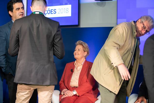 Ana Amélia (PP), recebe orientação de assessores durante debate promovido por VEJA entre candidatos a vice-presidente, realizado na sede do Facebook, em São Paulo (SP) - 04/09/2018 Ana Amélia (PP), recebe orientação de assessores durante debate promovido por VEJA entre candidatos a vice-presidente, realizado na sede do Facebook, em São Paulo (SP) - 04/09/2018