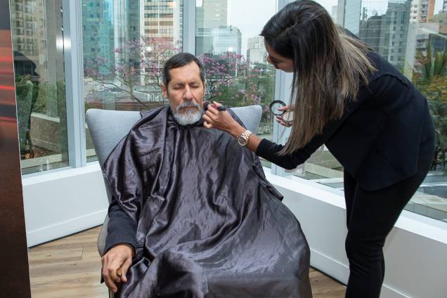 Eduardo Jorge (PV), candidato a vice-presidente na chapa de Marina Silva (Rede), recebe retoques na maquiagem antes de debate promovido por VEJA, realizado na sede do Facebook, em São Paulo (SP) - 04/09/2018 Eduardo Jorge (PV), candidato a vice-presidente na chapa de Marina Silva (Rede), recebe retoques na maquiagem antes de debate promovido por VEJA, realizado na sede do Facebook, em São Paulo (SP) - 04/09/2018