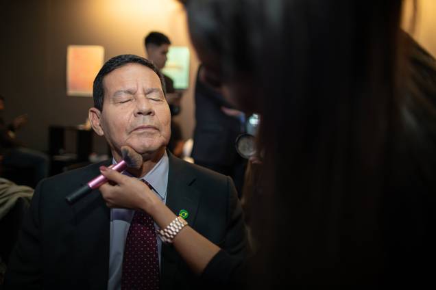 Hamilton Mourão (PRTB), candidato a vice-presidente na chapa de Jair Bolsonaro (PSL), recebe retoques na maquiagem antes de debate realizado por VEJA, na sede do Facebook, em São Paulo (SP) - 04/09/2018 Hamilton Mourão (PRTB), candidato a vice-presidente na chapa de Jair Bolsonaro (PSL), recebe retoques na maquiagem antes de debate realizado por VEJA, na sede do Facebook, em São Paulo (SP) - 04/09/2018