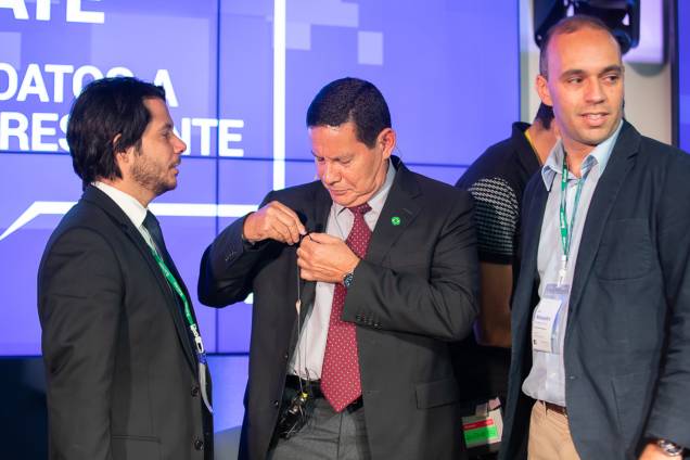 Hamilton Mourão (PRTB), candidato a vice-presidente na chapa de Jair Bolsonaro (PSL), recebe orientação de seus assessores durante debate realizado por VEJA, na sede do Facebook, em São Paulo (SP) - 04/09/2018 Hamilton Mourão (PRTB), candidato a vice-presidente na chapa de Jair Bolsonaro (PSL), recebe orientação de seus assessores durante debate realizado por VEJA, na sede do Facebook, em São Paulo (SP) - 04/09/2018
