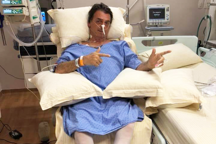 Médicos retiram sonda de Jair Bolsonaro, que volta a se alimentar