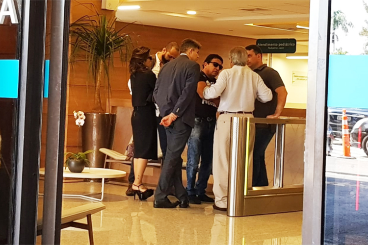 Paulo Guedes visita Jair Bolsonaro no Hospital Albert Einstein Paulo Guedes visita Jair Bolsonaro no Hospital Albert Einstein