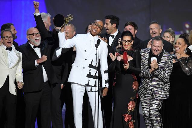 RuPaul (centro) e elenco sobem no palco para receberem o prêmio de melhor reality show pelo programa 'RuPaul's Drag Race´, durante o Emmy Awards - 17/09/2018 RuPaul (centro) e elenco sobem no palco para receberem o prêmio de melhor reality show pelo programa 'RuPaul's Drag Race´, durante o Emmy Awards - 17/09/2018