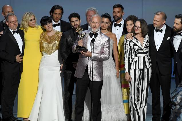 Ryan Murphy (centro) e elenco sobem ao palco para receber o prêmio de Melhor minissérie pelo trabalho em ´American Crime Story´- 17/09/2018 Ryan Murphy (centro) e elenco sobem ao palco para receber o prêmio de Melhor minissérie pelo trabalho em ´American Crime Story´- 17/09/2018