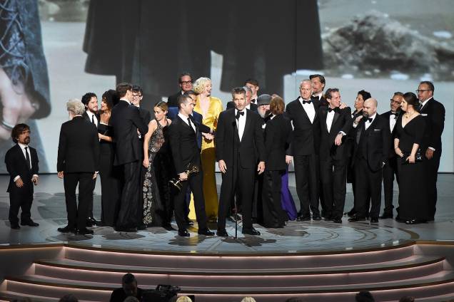 Elenco de ´Game of Thrones´sobe no palco para receber o prêmio na categoria de Melhor Série de Drama, durante a cerimônia do Emmy Awards - 17/09/2018 Elenco de ´Game of Thrones´sobe no palco para receber o prêmio na categoria de Melhor Série de Drama, durante a cerimônia do Emmy Awards - 17/09/2018