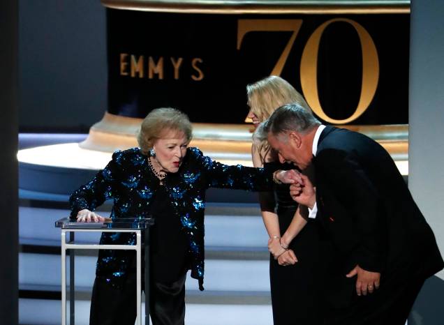 Alec Baldwin beija a mão de Betty White, durante a cerimônia de premiação do Emmy Awards, em Los Angeles - 17/09/2018 Alec Baldwin beija a mão de Betty White, durante a cerimônia de premiação do Emmy Awards, em Los Angeles - 17/09/2018