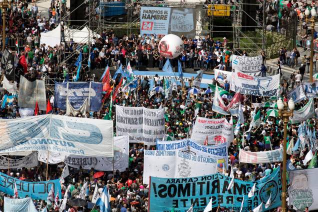 Milhares de pessoas se reúnem na Plaza de Mayo durante protesto contra a política econômica do presidente argentino Mauricio Macri, em Buenos Aires - 24/09/2018 Milhares de pessoas se reúnem na Plaza de Mayo durante protesto contra a política econômica do presidente argentino Mauricio Macri, em Buenos Aires - 24/09/2018