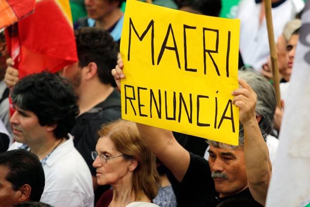 Homem segura uma placa que diz "Macri renuncie" durante um protesto contra a política econômica do presidente argentino em Buenos Aires - 24/09/2018 Homem segura uma placa que diz "Macri renuncie" durante um protesto contra a política econômica do presidente argentino em Buenos Aires - 24/09/2018