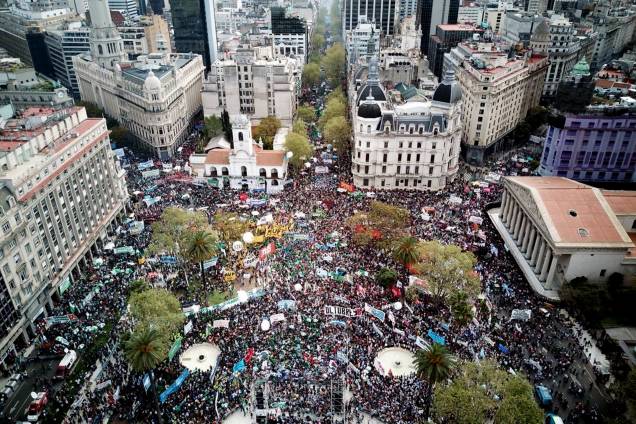 Milhares de pessoas se reúnem na Plaza de Mayo durante um protesto contra a política econômica do presidente argentino Mauricio Macri, em Buenos Aires - 24/09/2018 Milhares de pessoas se reúnem na Plaza de Mayo durante um protesto contra a política econômica do presidente argentino Mauricio Macri, em Buenos Aires - 24/09/2018