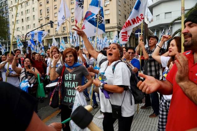 Manifestantes gritam palavras de ordem durante um protesto contra as medidas econômicas do governo Macri em Buenos Aires, na Argentina - 24/09/2018 Manifestantes gritam palavras de ordem durante um protesto contra as medidas econômicas do governo Macri em Buenos Aires, na Argentina - 24/09/2018