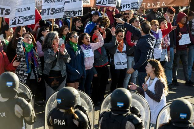 Manifestantes bloqueiam a Ponte Pueyrredón, na cidade argentina de Avellaneda, durante greve geral no país - 25/09/2018 Manifestantes bloqueiam a Ponte Pueyrredón, na cidade argentina de Avellaneda, durante greve geral no país - 25/09/2018