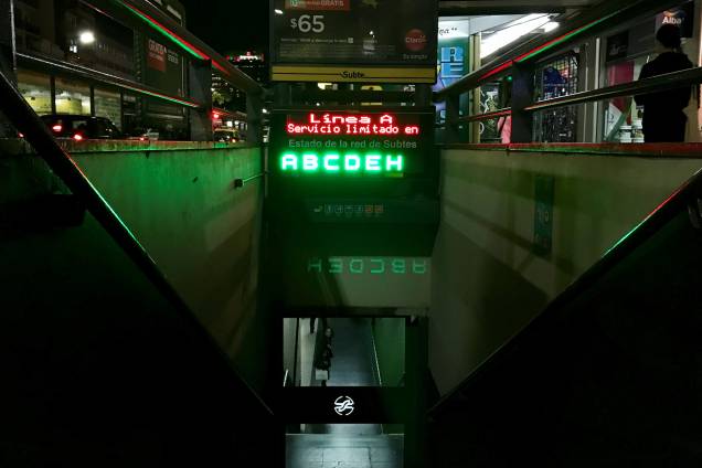 Estação de metrô fica fechada enquanto o serviço é suspenso antes da greve nacional em Buenos Aires, na Argentina - 24/09/2018 Estação de metrô fica fechada enquanto o serviço é suspenso antes da greve nacional em Buenos Aires, na Argentina - 24/09/2018