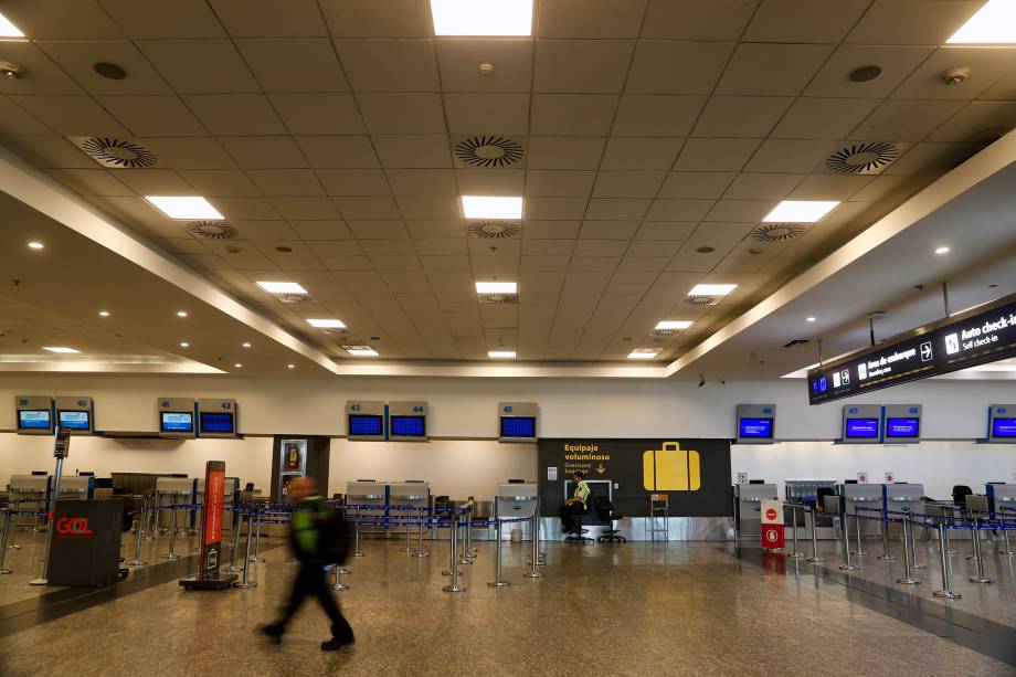 Homem passa por balcões de check-in vazios no saguão do aeroporto metropolitano Jorge Newbery durante uma greve nacional em Buenos Aires - 25/09/2018