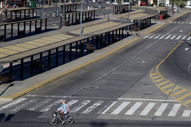 Mulher passeia de bicicleta por paradas de ônibus vazias durante uma greve nacional de um dia em Buenos Aires, Argentina - 25/09/2018 Mulher passeia de bicicleta por paradas de ônibus vazias durante uma greve nacional de um dia em Buenos Aires, Argentina - 25/09/2018