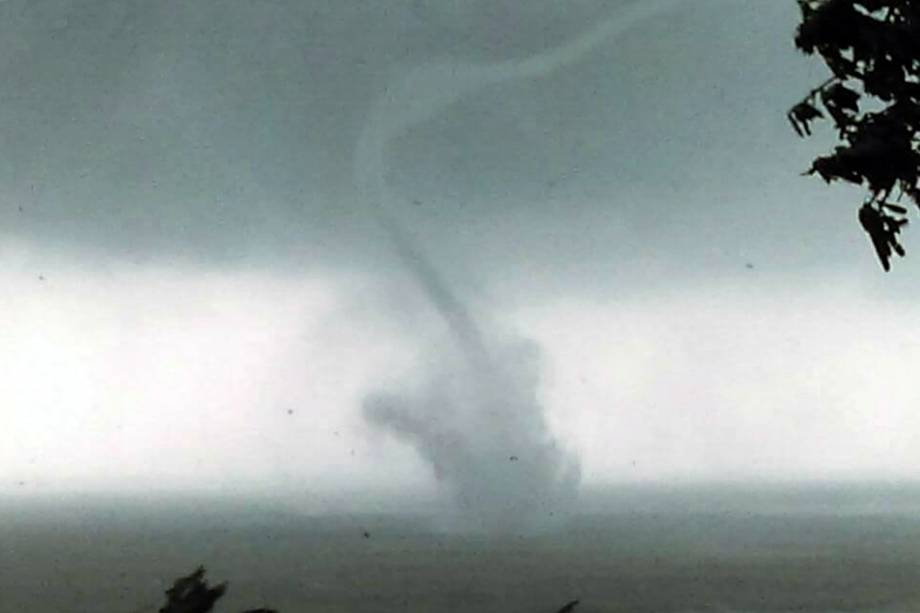 Troba d'água se forma no oceano no condado de Taitung, leste de Taiwan, enquanto o supertufão Mangkhut se aproxima do sul de Taiwan - 15/09/2018