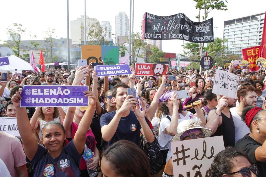 Protesto contra o presidenciável Jair Bolsonaro (PSL) no largo da Batata, em São Paulo - 29/09/2018