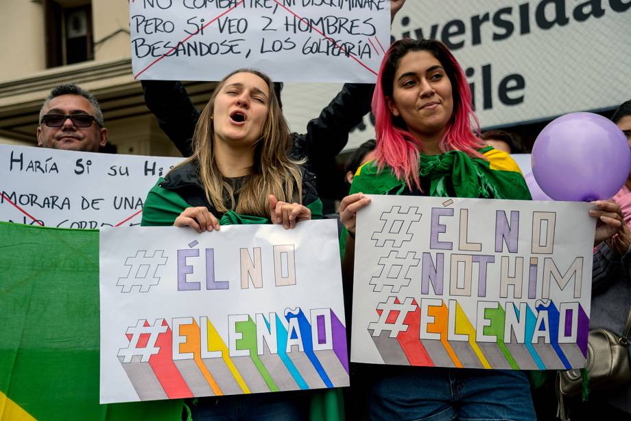 Manifestantes protestam contra o presidenciável Jair Bolsonaro em Santiago, Chile - 29/09/2018