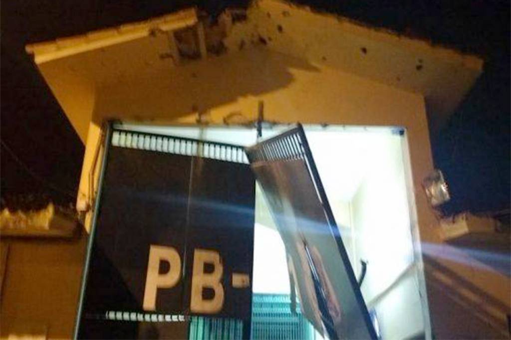 Mais de 100 presos fogem de presídio de segurança máxima na Paraíba