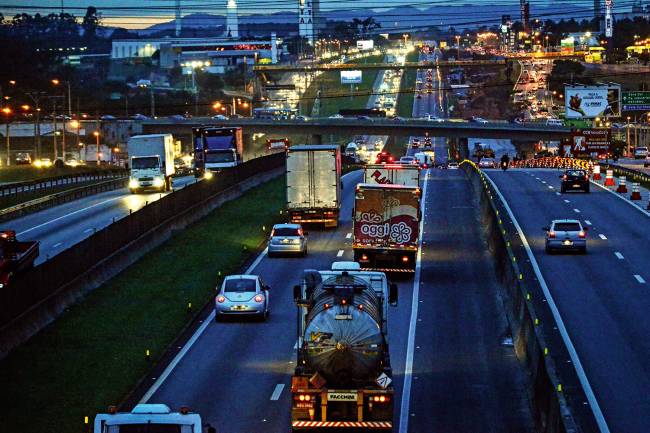 No caminho do retrocesso Efeito adverso - Movimento na Via Dutra: com o tabelamento, empresas estão criando as próprias frotas