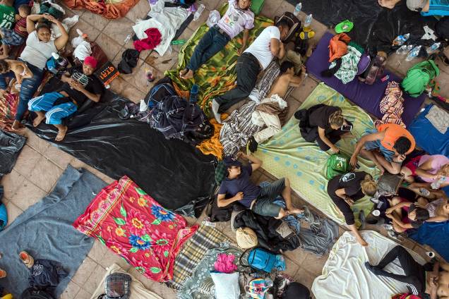 Imigrantes hondurenhos descansam na praça principal de Pijijiapan, estado de Chiapas, no México, durante a caravana de imigração para os EUA - 25/10/2018 Imigrantes hondurenhos descansam na praça principal de Pijijiapan, estado de Chiapas, no México, durante a caravana de imigração para os EUA - 25/10/2018