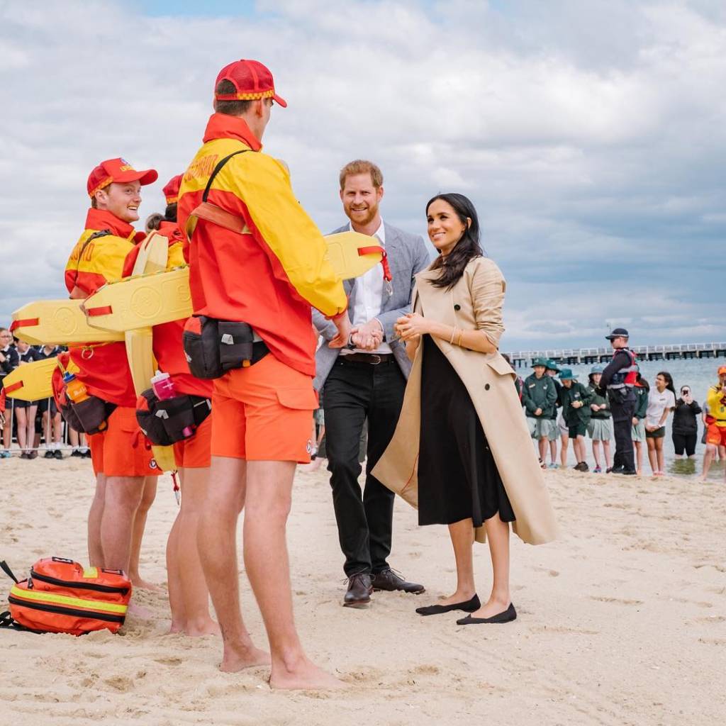 Meghan Markle e príncipe Harry conhecem salva-vidas na Austrália Meghan Markle e príncipe Harry conhecem salva-vidas na Austrália