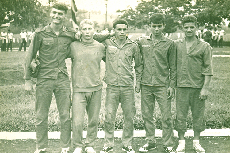 Formou-se em 1977 na Academia Militar das Agulhas Negras, em Resende. Integrante da Brigada Pára-Quedista, tornou-se mestre em saltos em 1983. Também estudou educação física na Escola do Exército.