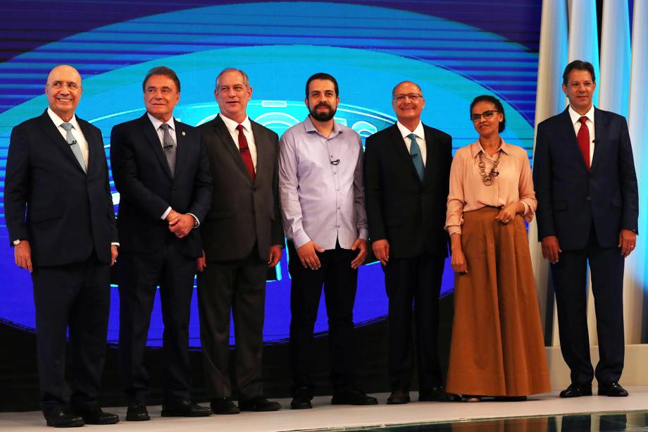 Henrique Meirelles (MDB), Alvaro Dias (Podemos), Ciro Gomes (PDT), Guilherme Boulos (PSOL), Geraldo Alckmin (PSDB), Marina Silva (Rede) e Fernando Haddad (PT), posam para foto antes do debate presidencial realizado pela TV Globo - 04/10/2018