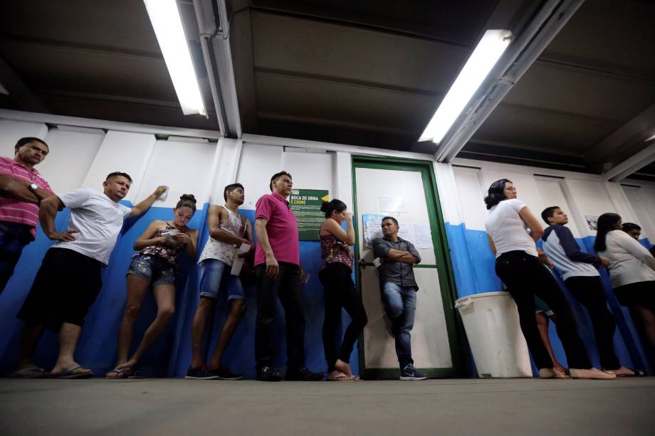 Eleitores fazem fila para votar uma seção eleitoral durante o segundo turno no Rio de Janeiro - 28/10/2018