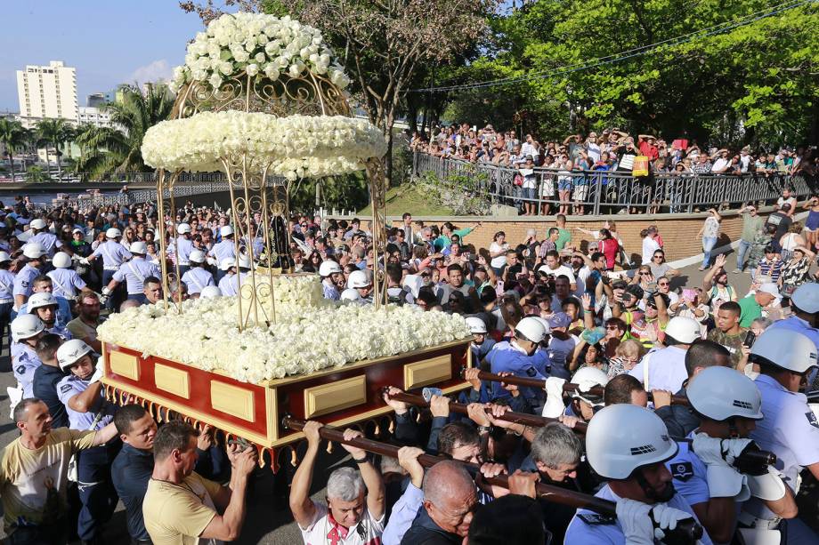 A imagem de Nossa Senhora Aparecida é carregada durante uma procissão até a Basílica de Aparecida - 12/10/2018