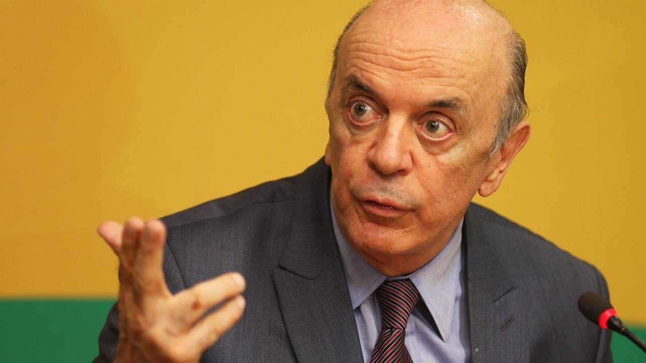 O senador José Serra fala com a imprensa durante reunião da Executiva Nacional do PSDB - 12/06/2017