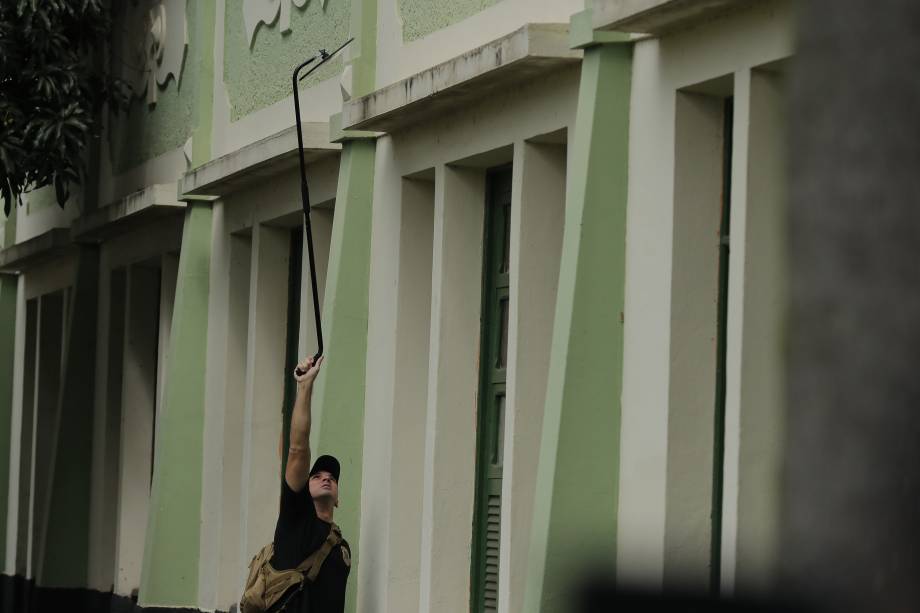 Policias Federais inspecionam a Escola Municipal Rosa da Fonseca, na Vila Militar, em Marechal Hermes, na Zona Norte do Rio