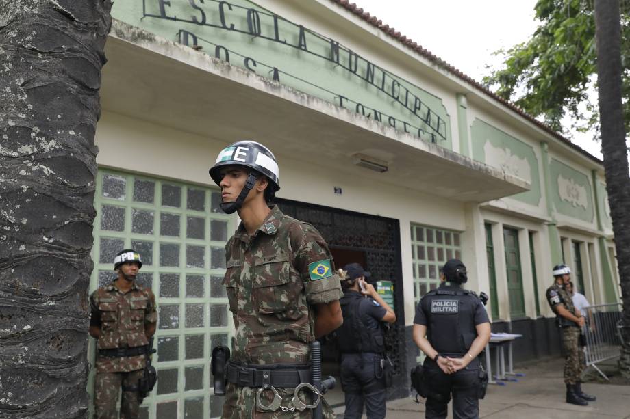 Militares fazem a segurança no lado externo da Escola Municipal Rosa da Fonseca, na Zona Oeste do Rio de Janeiro, local de votação do candidato Jair Bolsonaro do PSL