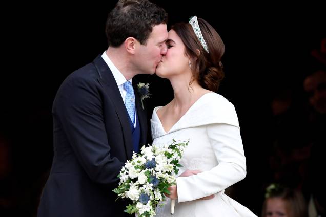 Princesa Eugenie e Jack Brooksbank se beijam após o casamento na Capela de São Jorge no Castelo de Windsor - 12/10/2018 Princesa Eugenie e Jack Brooksbank se beijam após o casamento na Capela de São Jorge no Castelo de Windsor - 12/10/2018