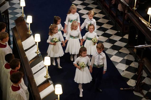 O príncipe George e a princesa Charlotte acompanham o grupo de pajens durante o casamento da princesa Eugenie com Jack Brooksbank na capela de São Jorge no castelo de Windsor - 12/10/2018 O príncipe George e a princesa Charlotte acompanham o grupo de pajens durante o casamento da princesa Eugenie com Jack Brooksbank na capela de São Jorge no castelo de Windsor - 12/10/2018