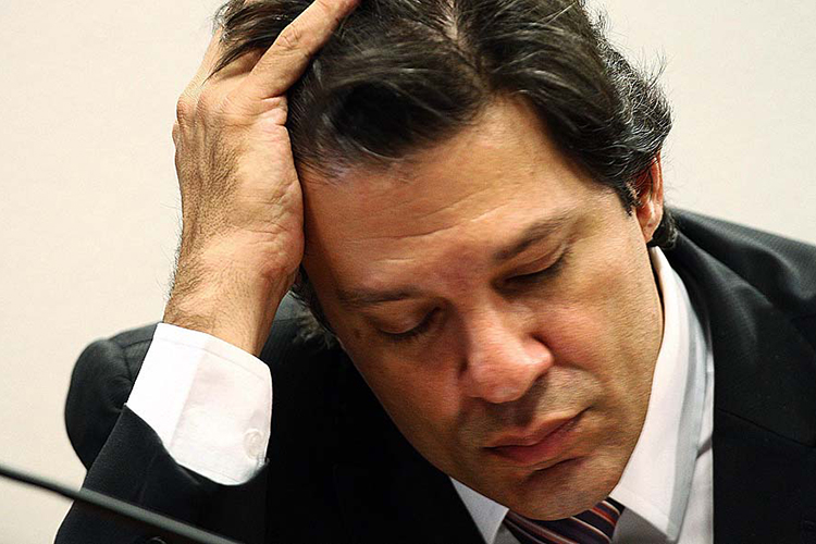 Fernando Haddad, como ministro da Educação, enfrentou diversas polêmicas em relação ao ENEM (Exame Nacional do Ensino Médio). Em 2009, a prova vazou antes de ser realizada. O Ministério da Educação foi obrigado a cancelá-la e remarcar uma nova com um atraso de dois meses. No ano seguinte, houve problemas de impressão em provas de cor amarela, com dados trocados no cabeçalho. Já em 2011, o MEC cancelou treze questões em todo o país após constatar que o resultado de algumas questões tinha sido antecipado a alunos de um colégio em Fortaleza - 16/11/2010